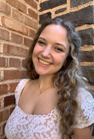 Chloe Safar BA '21