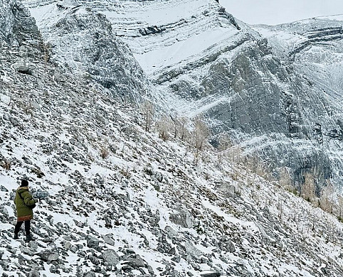 Jacob Kirkegaard recording falling rocks in the Rocky Mountains. Photos by Ken Noda, 2024