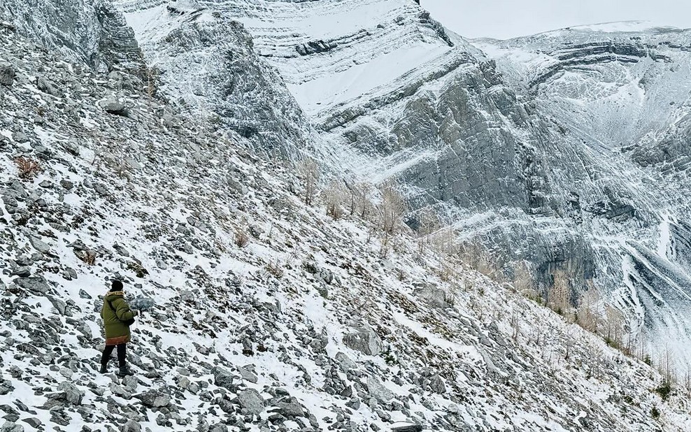 Jacob Kirkegaard recording falling rocks in the Rocky Mountains. Photos by Ken Noda, 2024